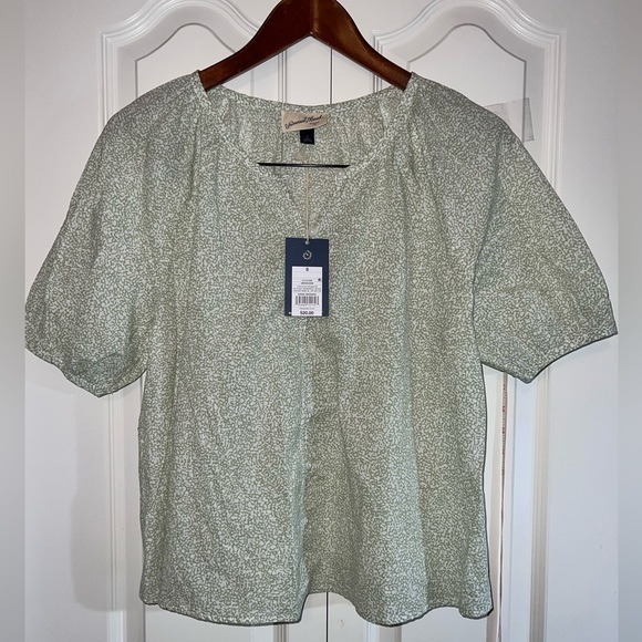Universal Thread Tops - Universal thread  Women’s S. Blouse.  Color: green. NWT.